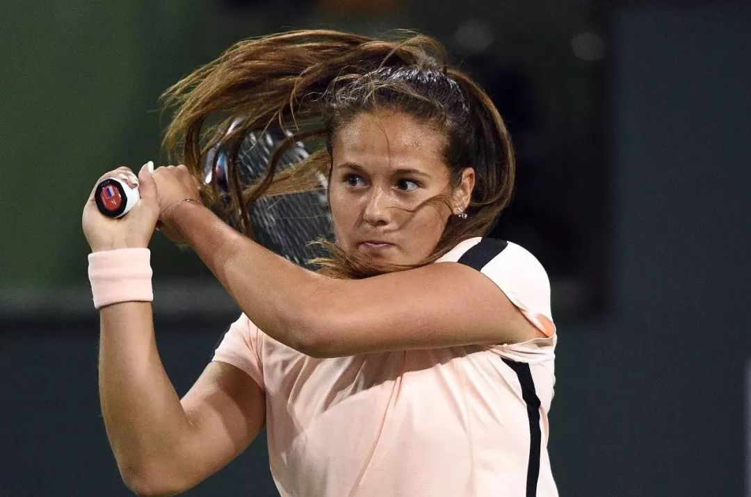 德约激战纳豆迷弟，斯瓦爆大冷不吝称赞菲小妹，泥地首用电子线审.